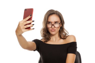 Selfie beyaz bir arka plan üzerinde yapma gözlük olan kadın