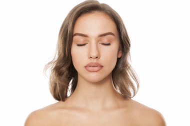 Beyaz bir arka plan kapalı gözler güzel genç kadın