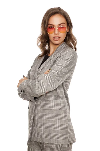 Frau Lässigen Frauenanzug Posiert Mit Sonnenbrille Und Verschränkten Armen — Stockfoto