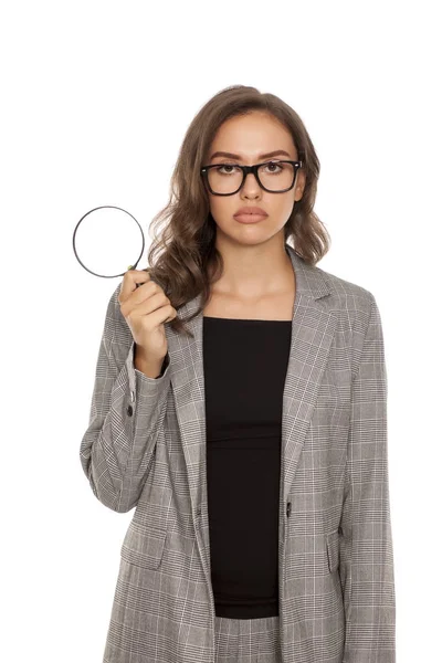 Ongelukkige Jonge Vrouw Met Een Vergrootglas — Stockfoto