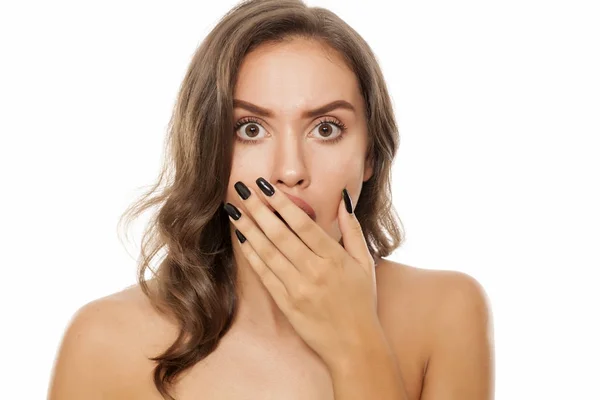 Schöne Junge Schockierte Frau Bedeckt Ihren Mund — Stockfoto