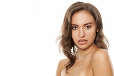 Beyaz bir arka plan üzerinde poz genç güzel kadın