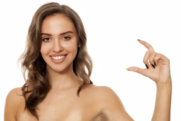 女性広告の架空の商品を笑顔 — ストック写真