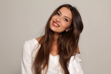 Gülümseyen ve baştan çıkarıcı kadın