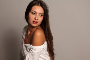 Ciddi ve baştan çıkarıcı kadın