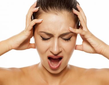 Başı ağrıyan kadın