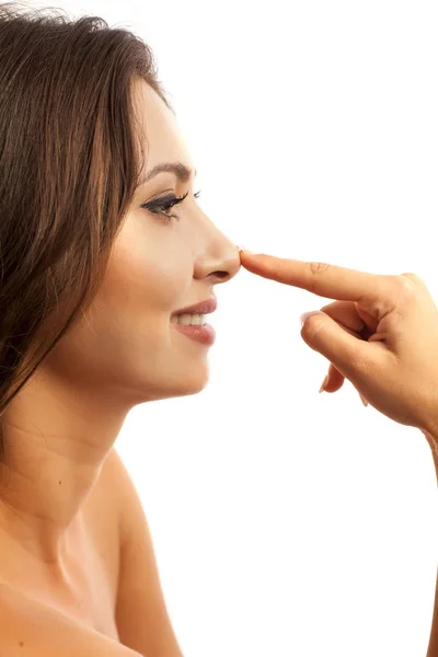Frau berührt ihre Nase — Stockfoto