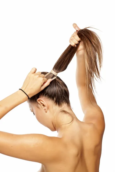 Woman tying a ponytail — Stock Photo, Image