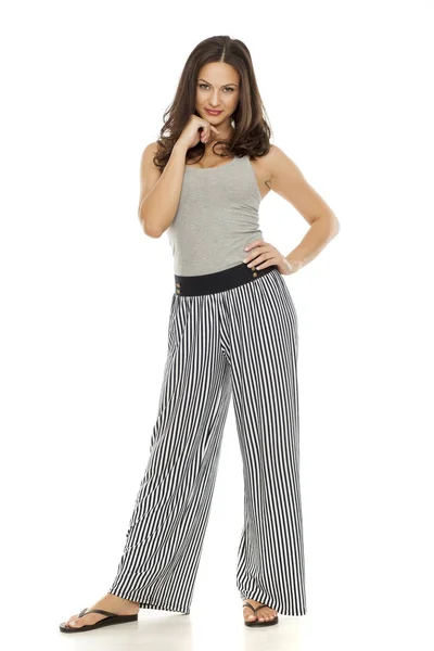 Mujer Con Ropa Verano Pantalones Sueltos Chanclas Camisa Sin Mangas — Foto de Stock