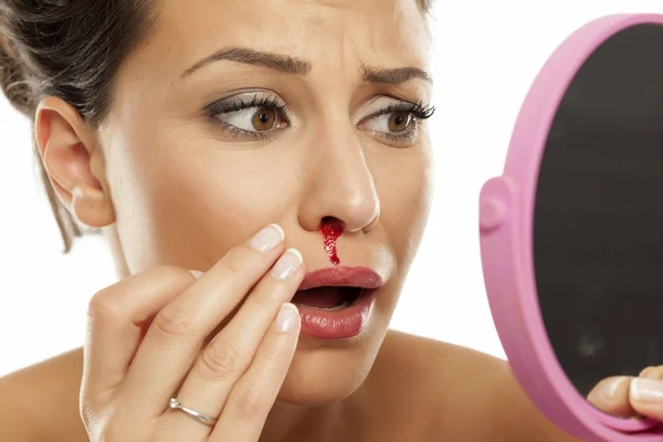 Женщина Кровотечением Носа Перед Зеркалом — стоковое фото