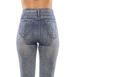 Beyaz bir arka planda yazdırma kot tayt içinde bir kadın arkadan görünüm