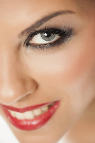 Mujer Hermosa Sonriente Con Ojos Azules Pestañas Artificiales — Foto de Stock
