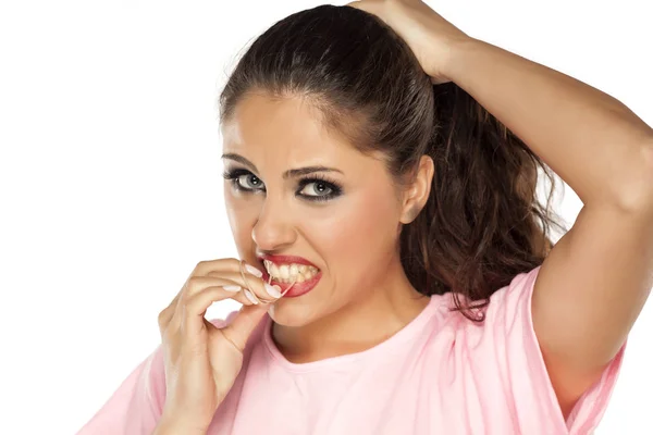 Giovane Bella Donna Con Gli Occhi Azzurri Legandosi Capelli Una — Foto Stock