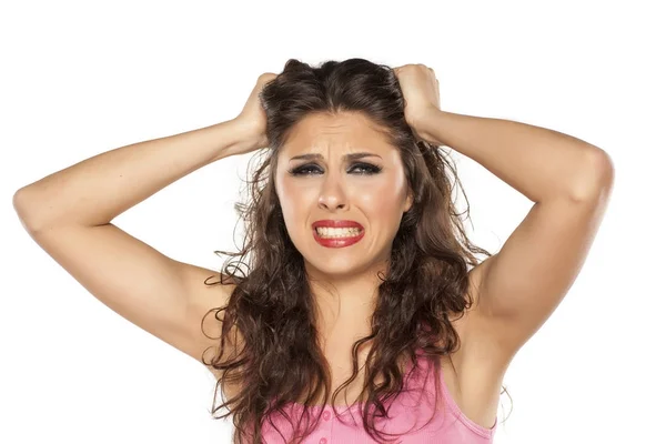 Nerveux Jeune Femme Tirant Ses Cheveux Sur Fond Blanc — Photo