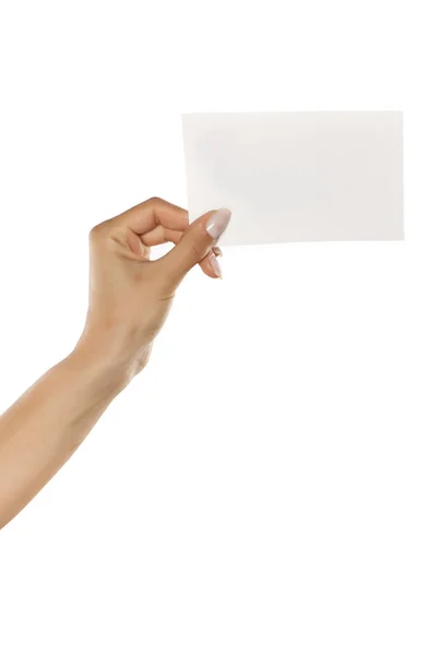 Γυναικείο Χέρι Που Κρατά Λευκή Κάρτα — Φωτογραφία Αρχείου