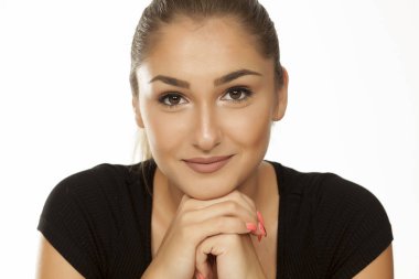 Ellerinin üzerinde eğilim genç güzel kadın