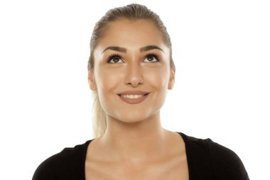 Beyaz bir arka plan üzerinde ararken güzel genç kız