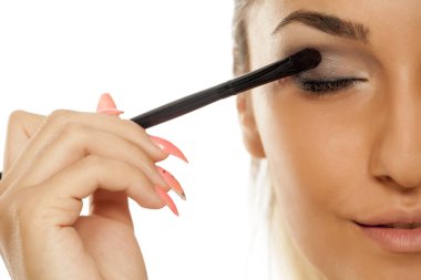 Genç kadın Far fırçası ile uygulama