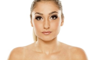 Beyaz bir arka plan üzerinde makyaj ile güzel genç kadın