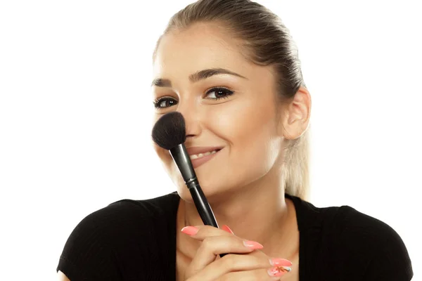 Jovem Mulher Sorridente Posando Com Pincel Maquiagem — Fotografia de Stock