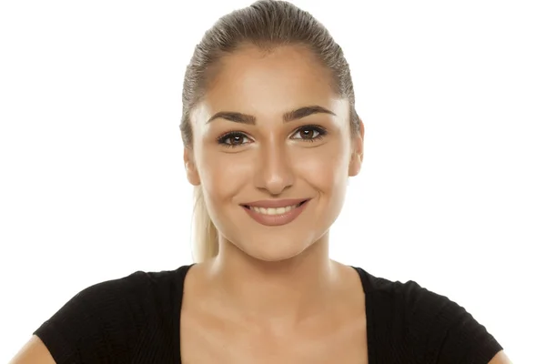 Hermosa Chica Adolescente Sonriente Posando Sobre Fondo Blanco — Foto de Stock