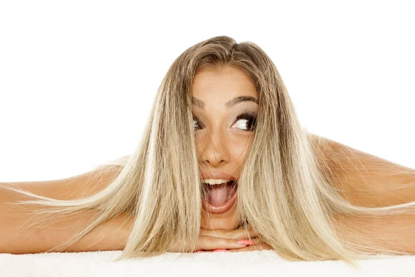 Młoda Kobieta Szczęśliwa Leżącego Jej Włosy Twarzy Białym Tle — Zdjęcie stockowe