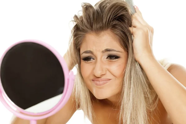 Nervoso Jovem Mulher Indolente Sobre Seu Cabelo — Fotografia de Stock