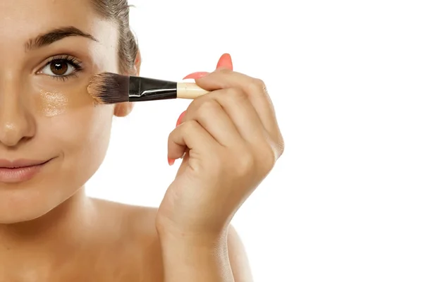 Jovem Bela Mulher Aplicando Base Líquida Com Uma Escova — Fotografia de Stock