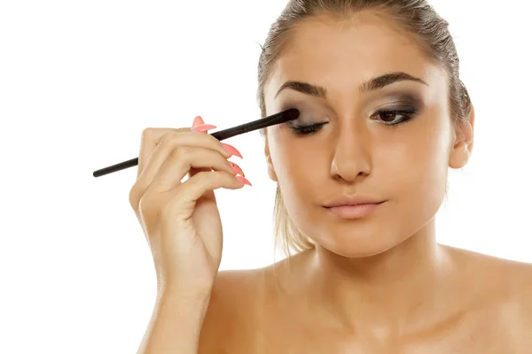 Young Beautiful Woman Applying Eye Shadow Brush — Stock Photo, Image