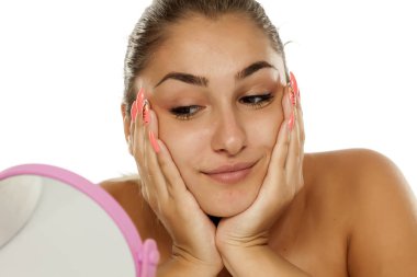 mutlu genç kadın kendini aynaya bakıyorum