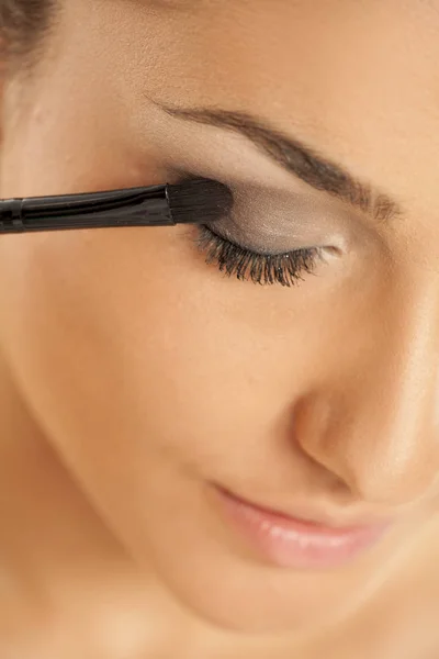 Beautiful Young Woman Applying Eye Shadow Brush — Stock Photo, Image