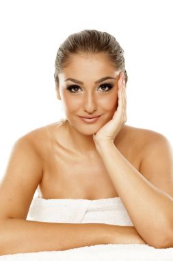 Genç güzel kadın ile yapmak beyaz bir arka plan üzerinde poz