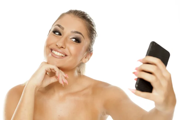 Felice Giovane Donna Facendo Selfie Uno Sfondo Bianco — Foto Stock