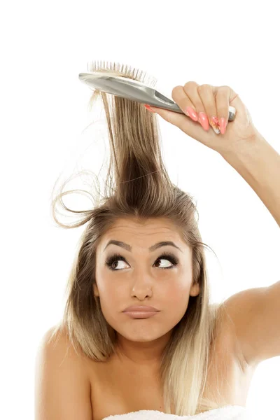 Młoda Kobieta Clueless Czesanie Jej Włosy — Zdjęcie stockowe