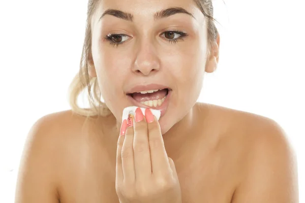 Jovem Mulher Limpando Seu Rosto Com Almofada Algodão — Fotografia de Stock