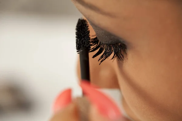 Young Woman Applying Mascara Her Eyelashes — Stock Photo, Image