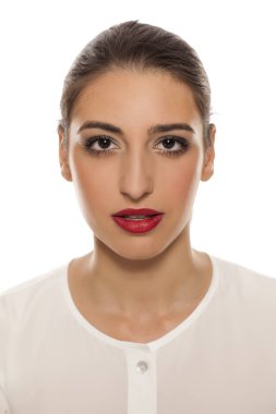 güzel bir genç kadın beyaz bir arka plan üzerinde poz