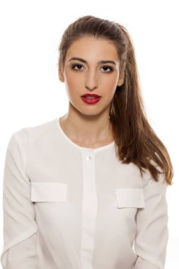 Beyaz bir arka plan üzerinde at kuyruğu olan güzel kadın