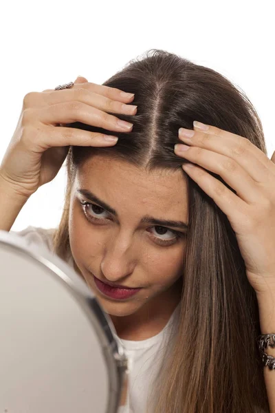 Ragazza Nervosa Guardando Sua Perdita Capelli Nello Specchio — Foto Stock