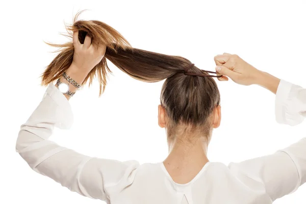Zadní Pohled Mladé Ženy Vázání Vlasy Ohonu — Stock fotografie