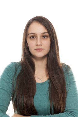 Beyaz bir arka plan üzerinde makyaj olmadan genç kadın