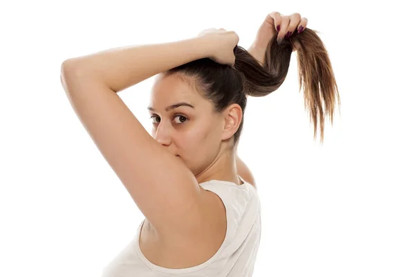 Achteraanzicht Van Een Jonge Vrouw Die Koppelverkoop Haar Een Paardenstaart — Stockfoto