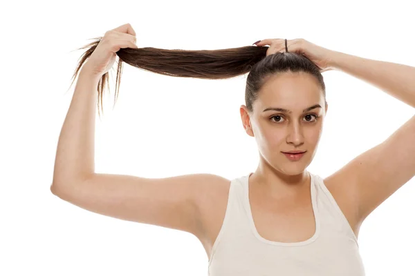 Genç Kadın Bir Kuyruğu Saçları Bağlama — Stok fotoğraf
