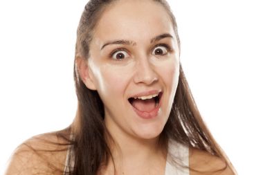 Genç kadının gözlerinin altında bir kapatıcı ile poz çıkıldı