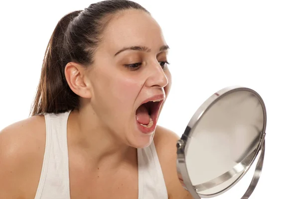Jovem Mulher Checando Sua Boca Espelho — Fotografia de Stock