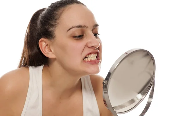 Jovem Mulher Checando Dentes Espelho — Fotografia de Stock
