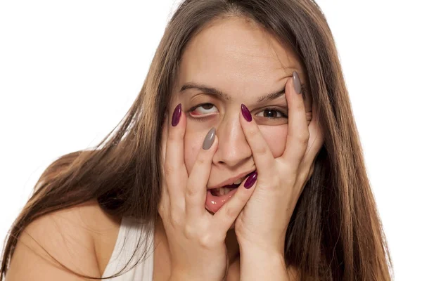 Engraçado Jovem Mulher Esticando Rosto — Fotografia de Stock