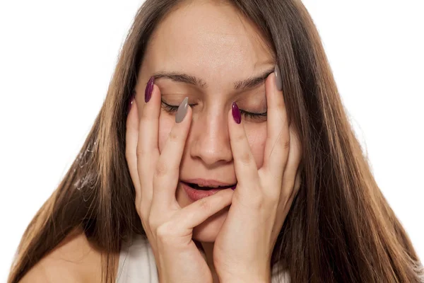 Komik Genç Kadın Onun Yüzünü Germe — Stok fotoğraf