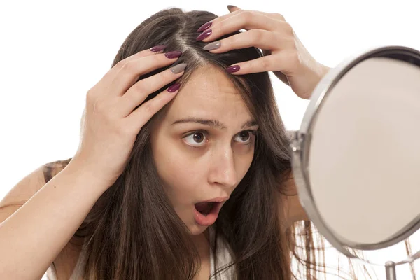 Молода Шокована Жінка Дивиться Волосся Шкіру Голови Дзеркалі — стокове фото