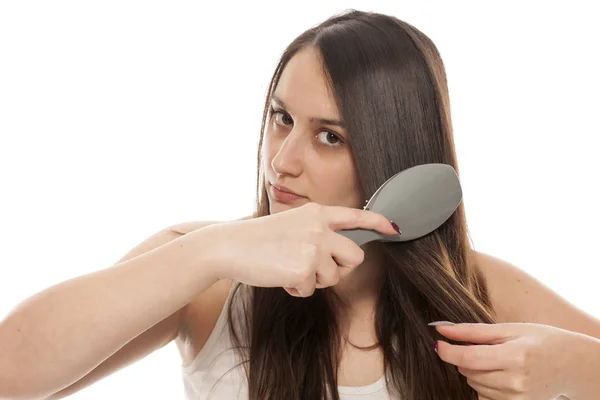 Young Beautiful Woman Combing Her Long Hair — Stock Photo, Image